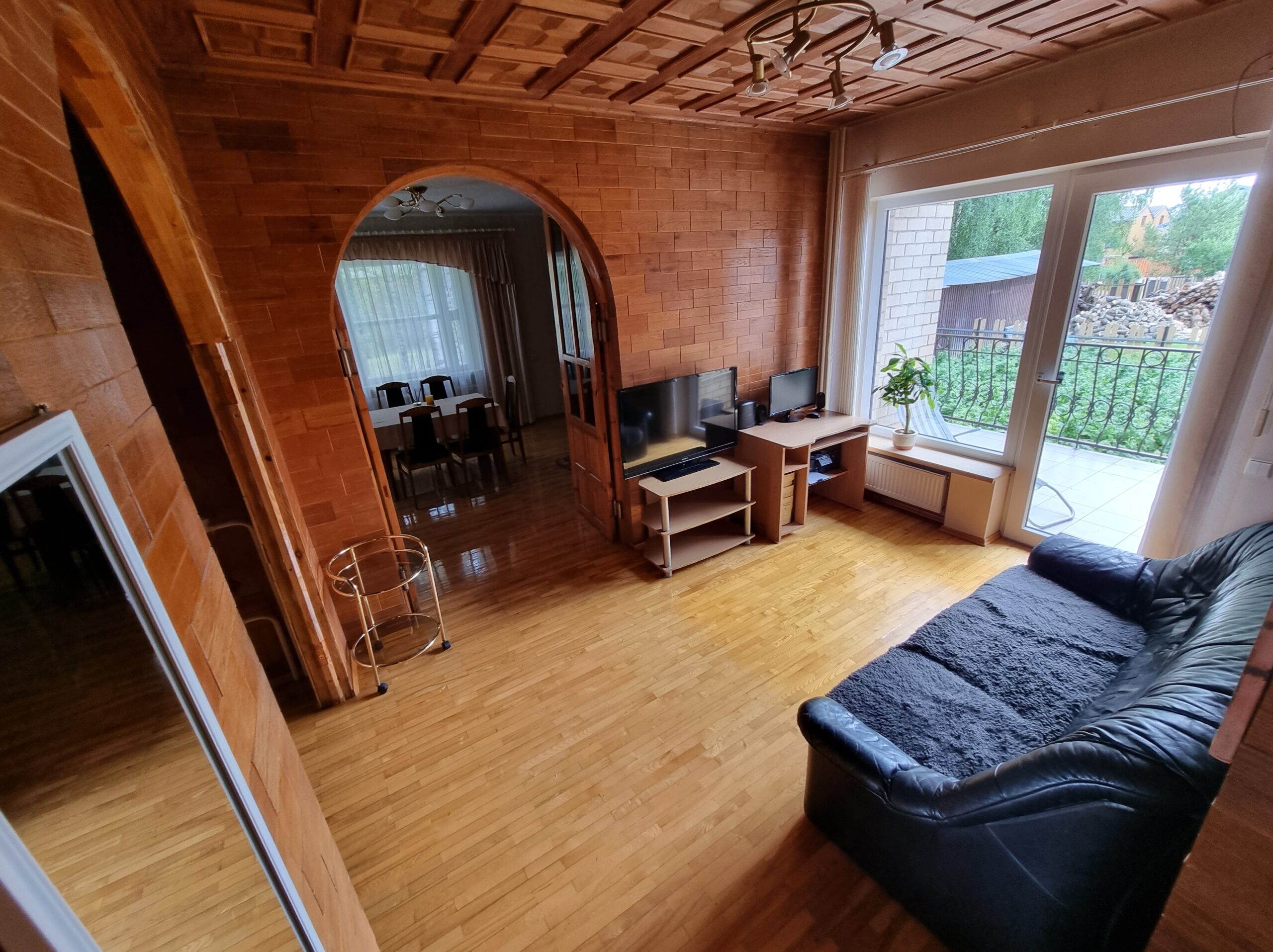 Parduodamas erdvus namas šalia miško