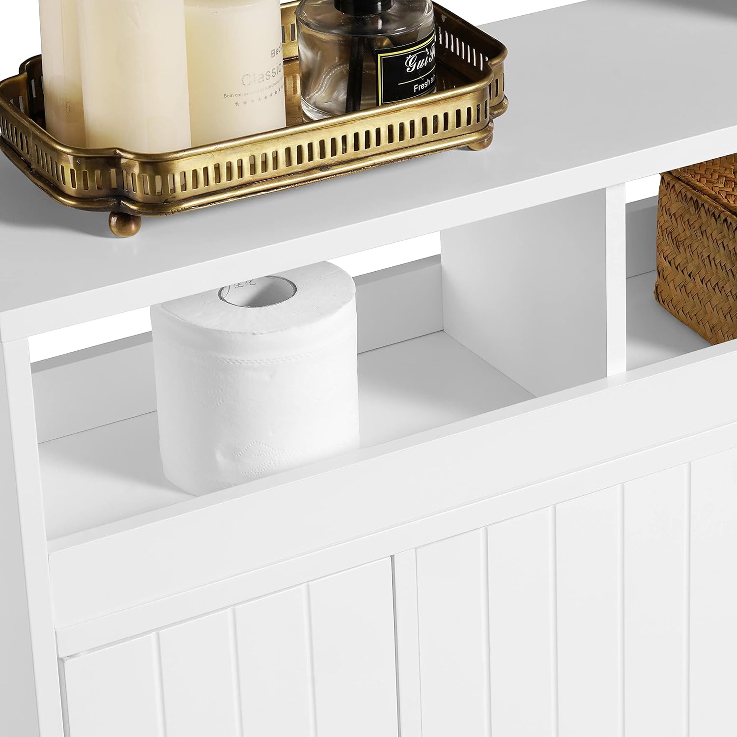 Spintelė su stumdomomis durimis.