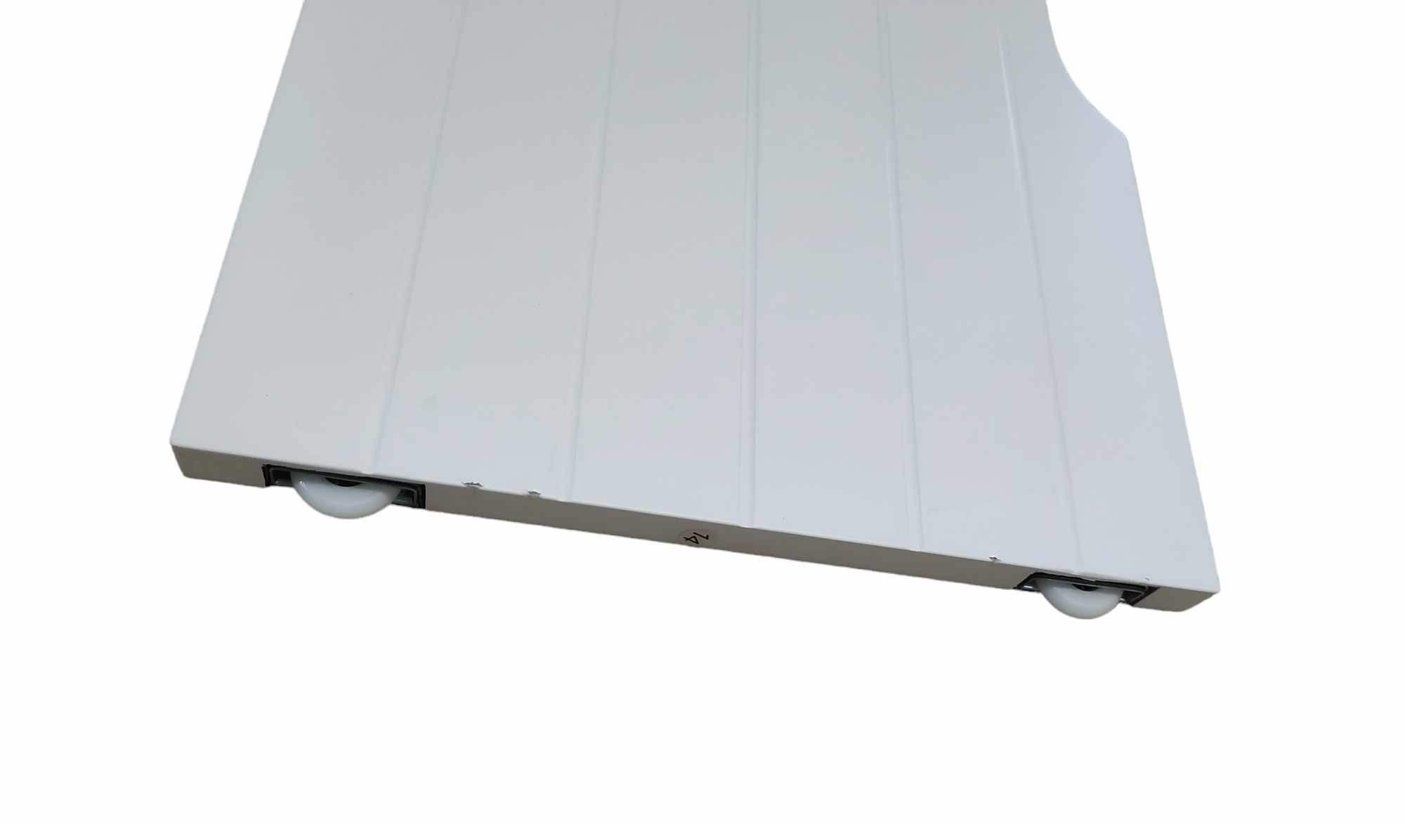 Spintelė su stumdomomis durimis.