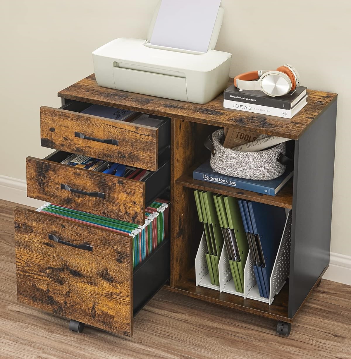 Spintelė su 3 stalčiais ir ratukais.