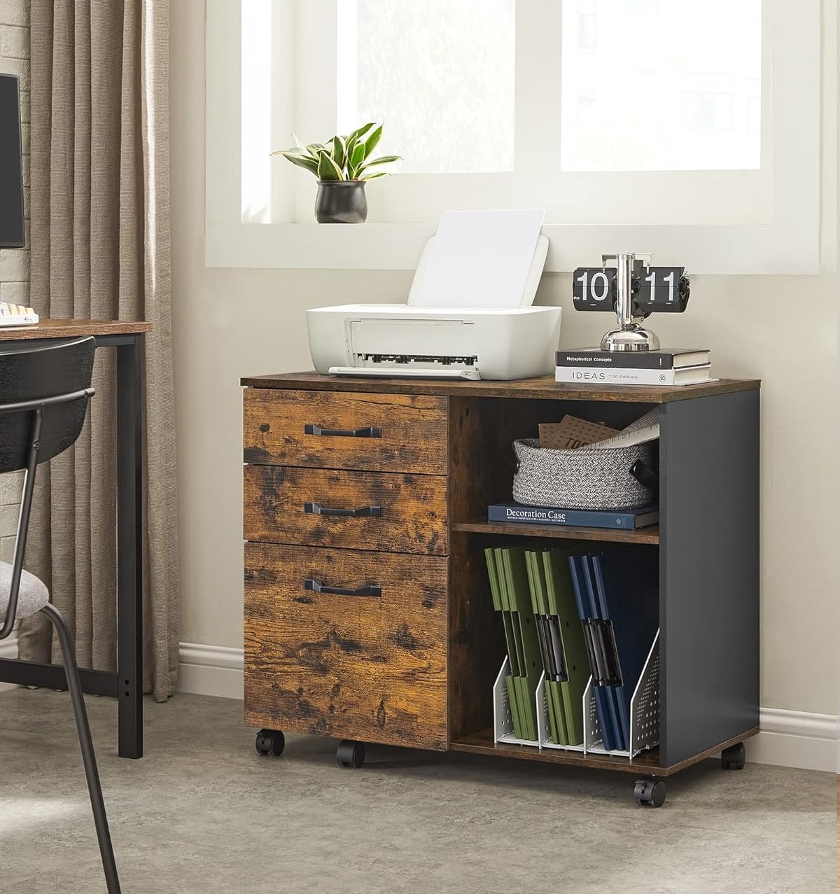 Spintelė su 3 stalčiais ir ratukais.