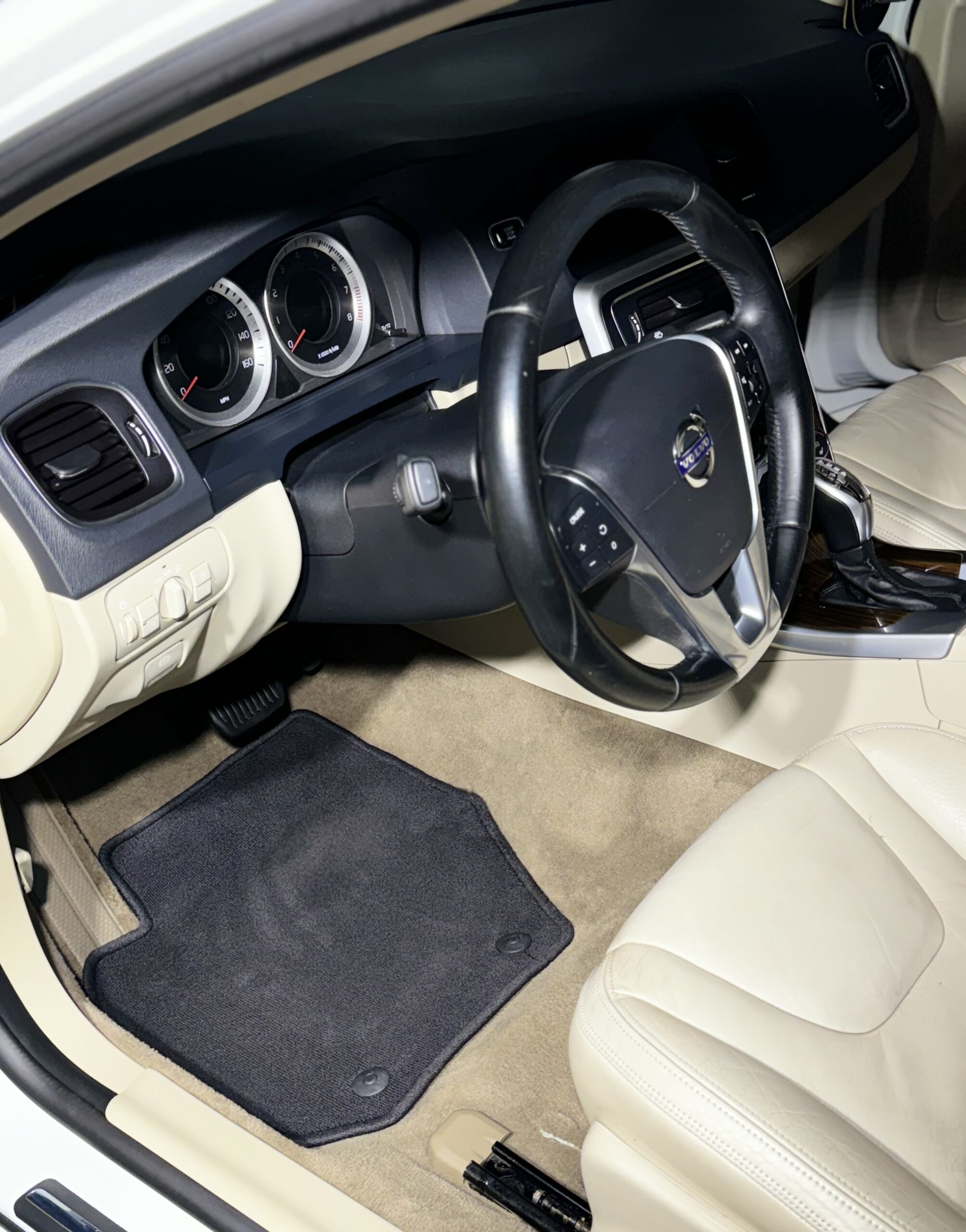 Profesionalus automobilio salono cheminis valymas