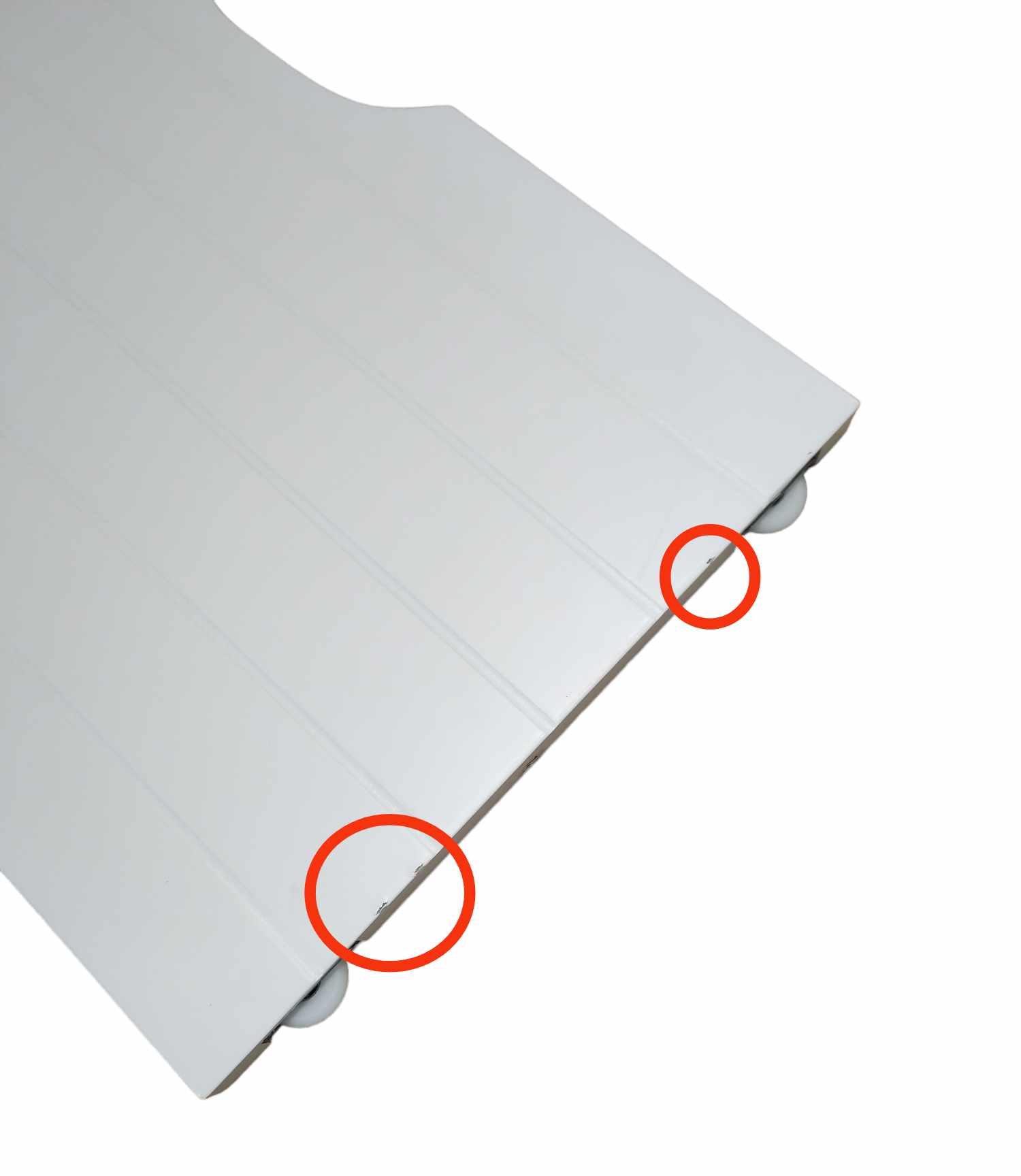 Spintelė su stumdomomis durimis.