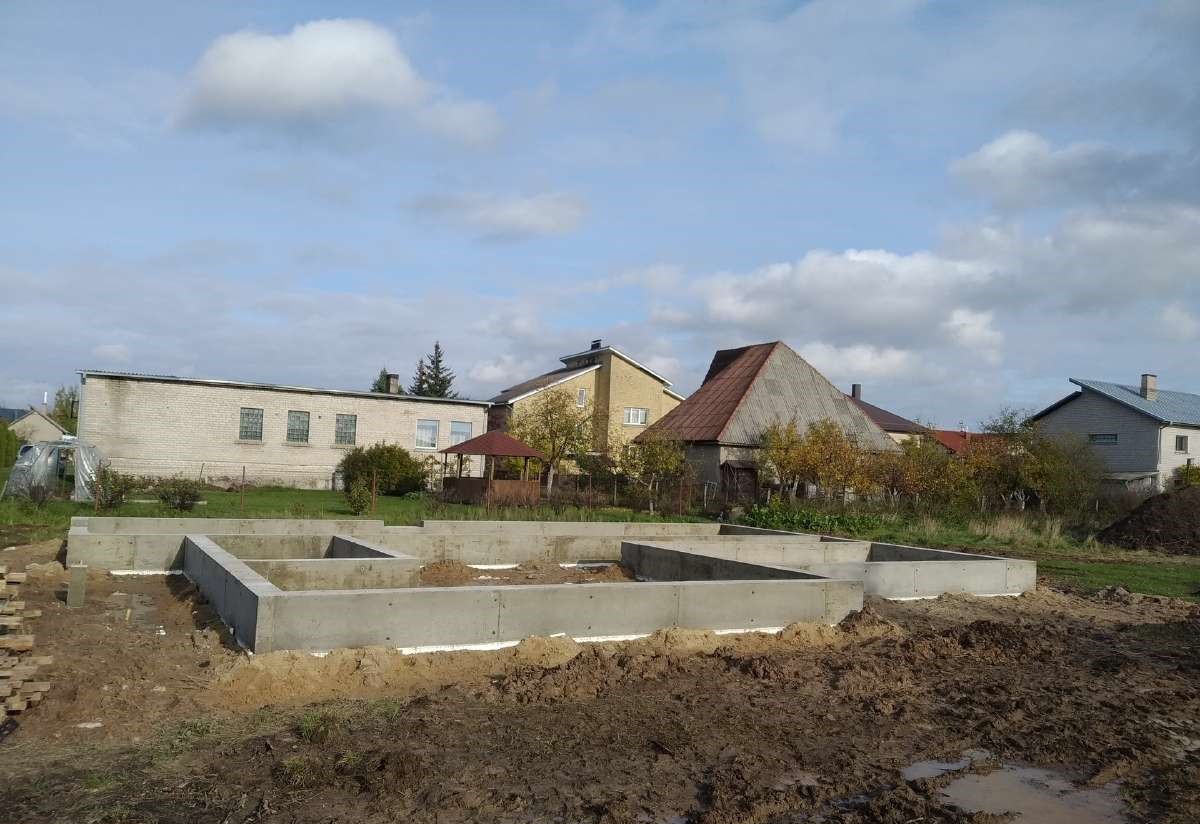 Pamatų, polių liejimas, trinkelių, bortų įrengimas