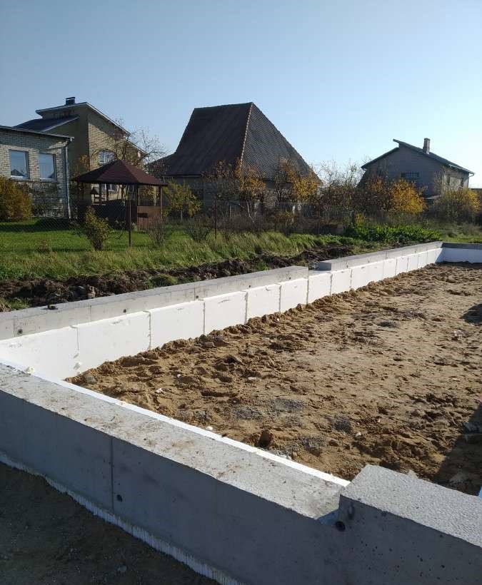 Pamatų, polių liejimas, trinkelių, bortų įrengimas