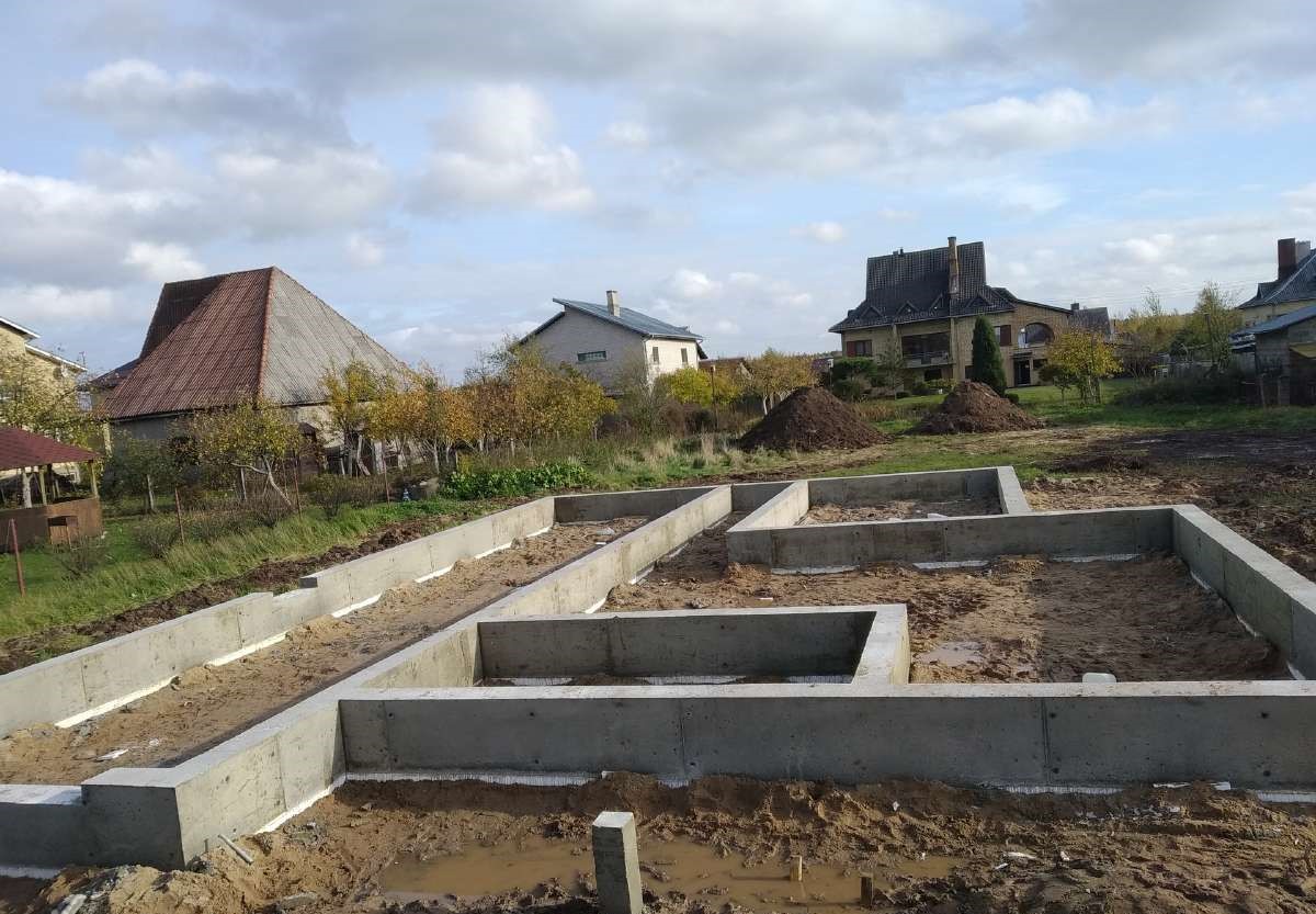 Pamatų, polių liejimas, trinkelių, bortų įrengimas