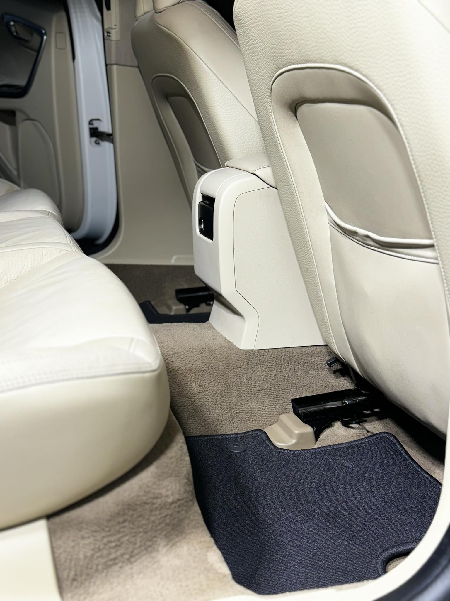 Profesionalus automobilio salono cheminis valymas