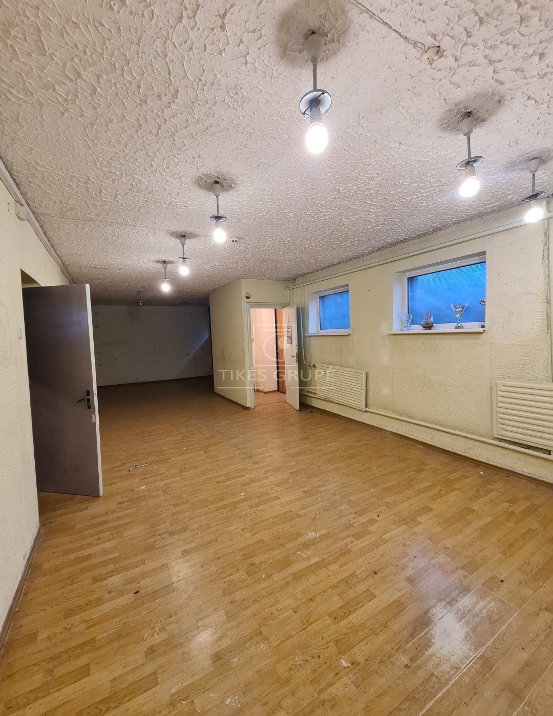 Kretingoje, Vytauto g., nuomojamos komercinės paskirties pusrūsio patalpos.