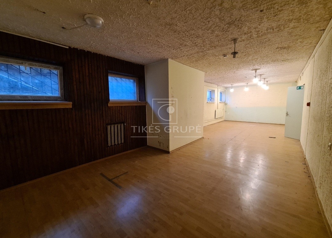 Kretingoje, Vytauto g., nuomojamos komercinės paskirties pusrūsio patalpos.