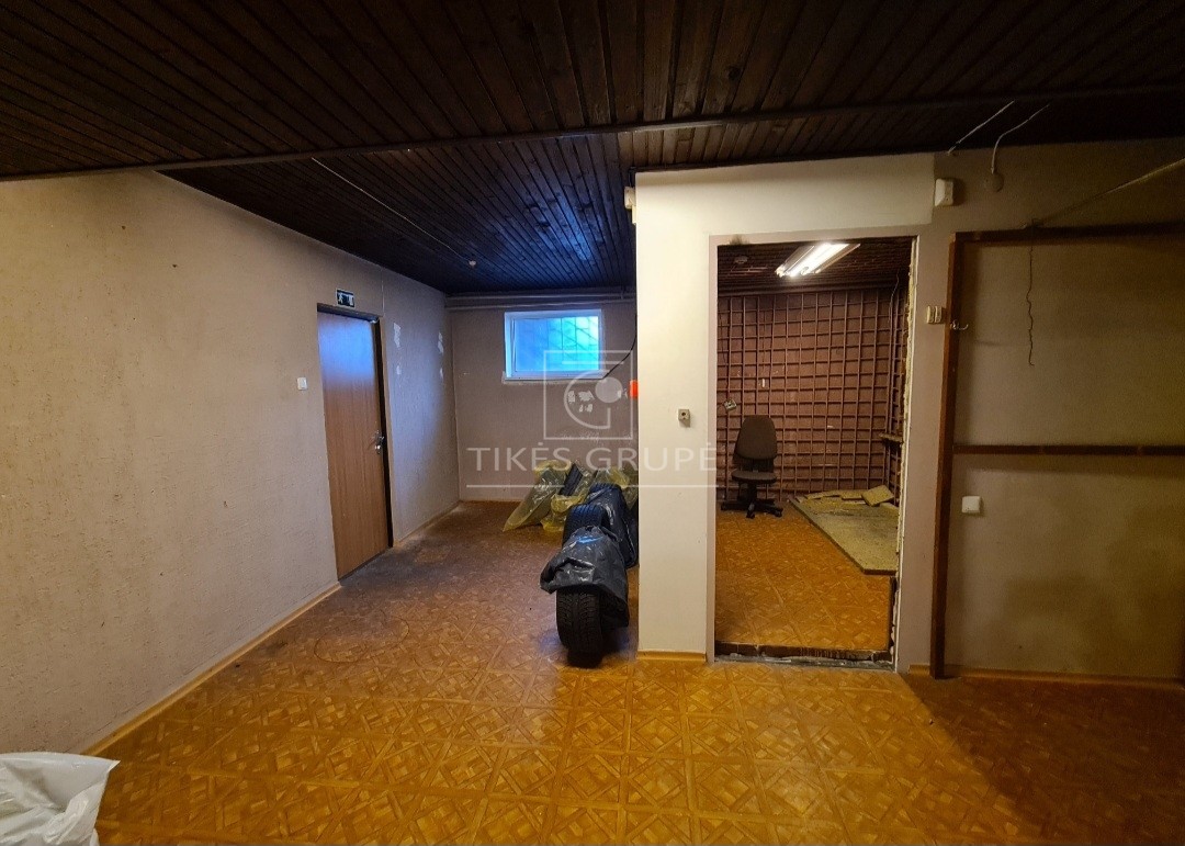 Kretingoje, Vytauto g., nuomojamos komercinės paskirties pusrūsio patalpos.