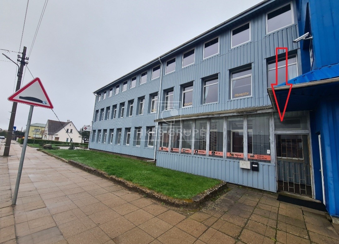 Kretingoje, Vytauto g., nuomojamos komercinės paskirties pusrūsio patalpos.