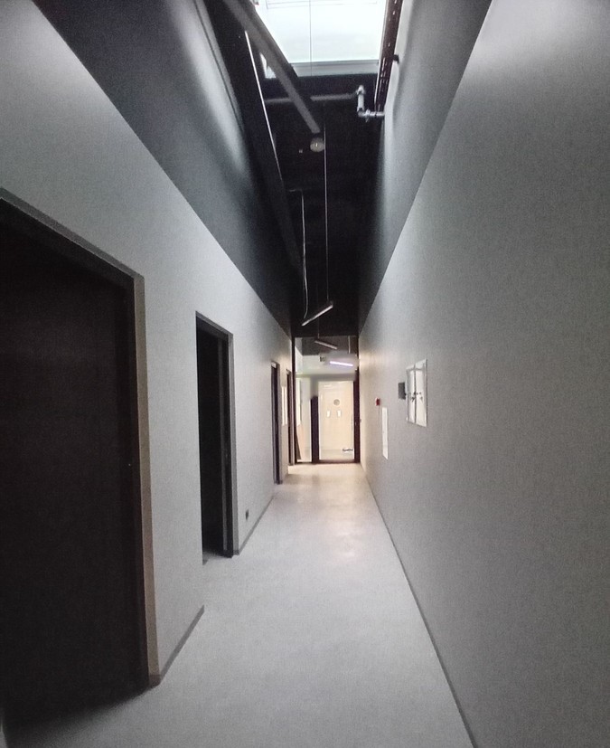 Vidaus sienų tinkavimas kalkiniu cementiniu tinko mišiniu