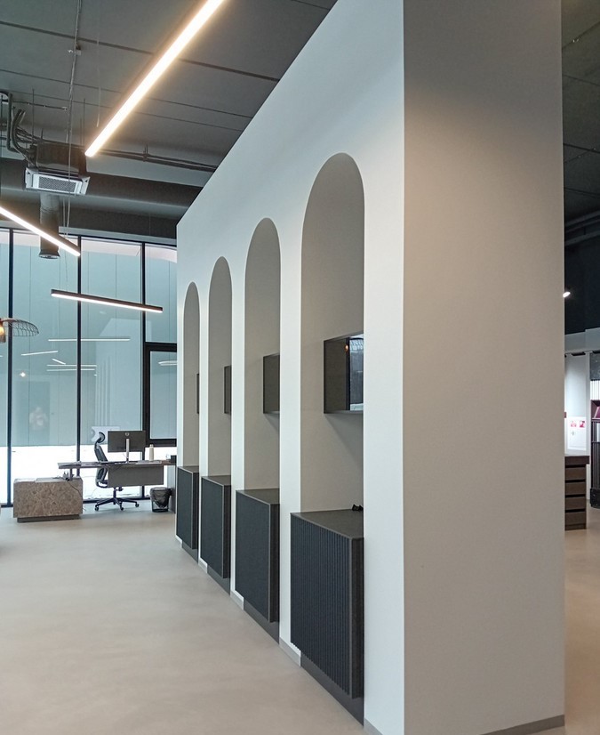 Vidaus sienų tinkavimas kalkiniu cementiniu tinko mišiniu