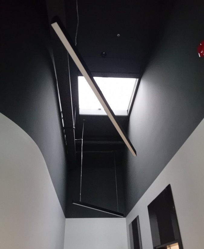 Vidaus sienų tinkavimas kalkiniu cementiniu tinko mišiniu