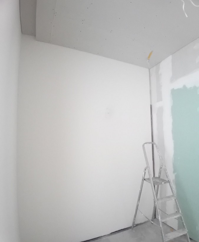 Vidaus sienų tinkavimas kalkiniu cementiniu tinko mišiniu