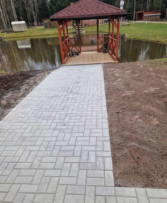 Pamatų, polių liejimas, trinkelių, bortų įrengimas