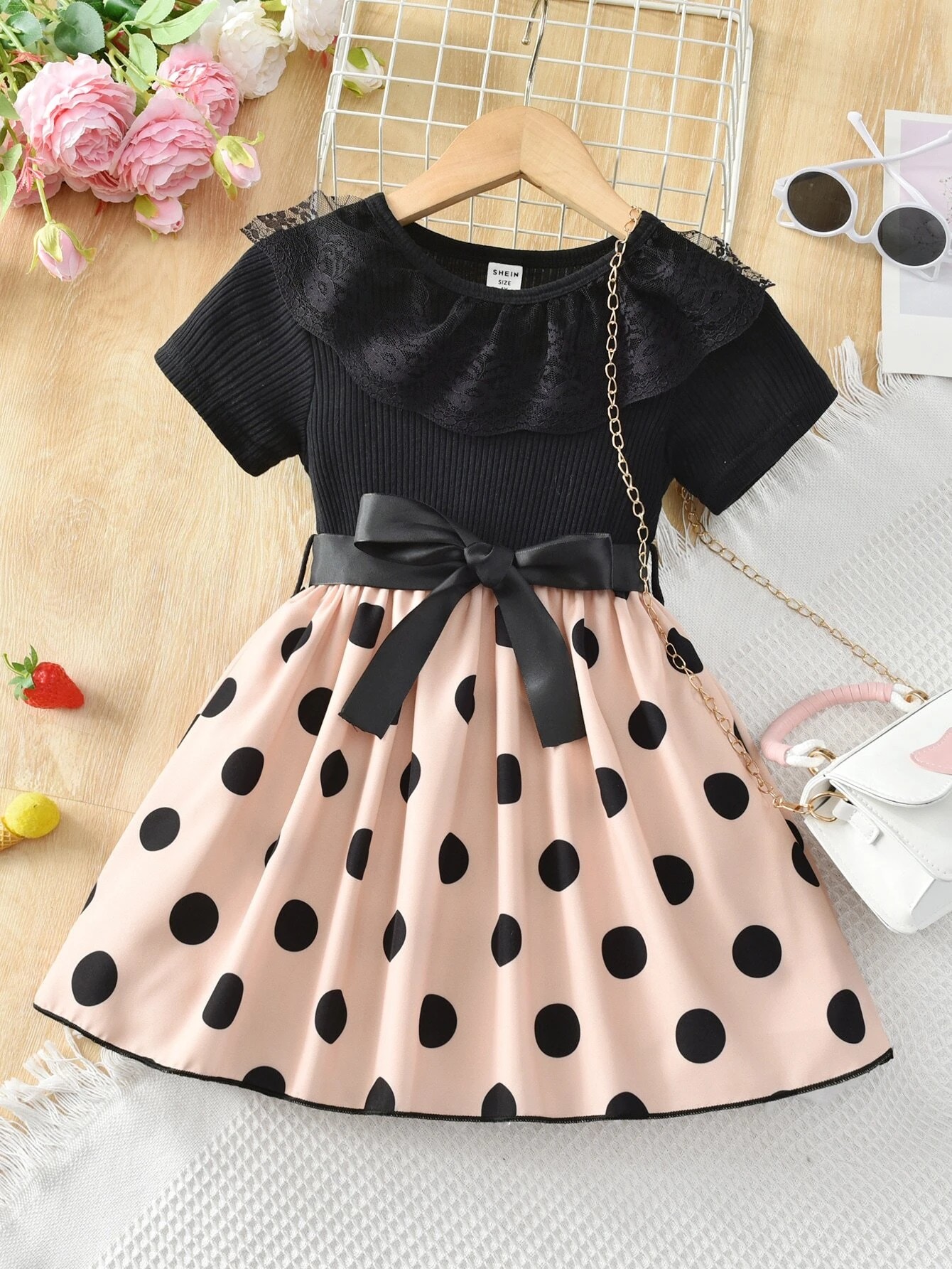 Stilinga taškuota suknelė