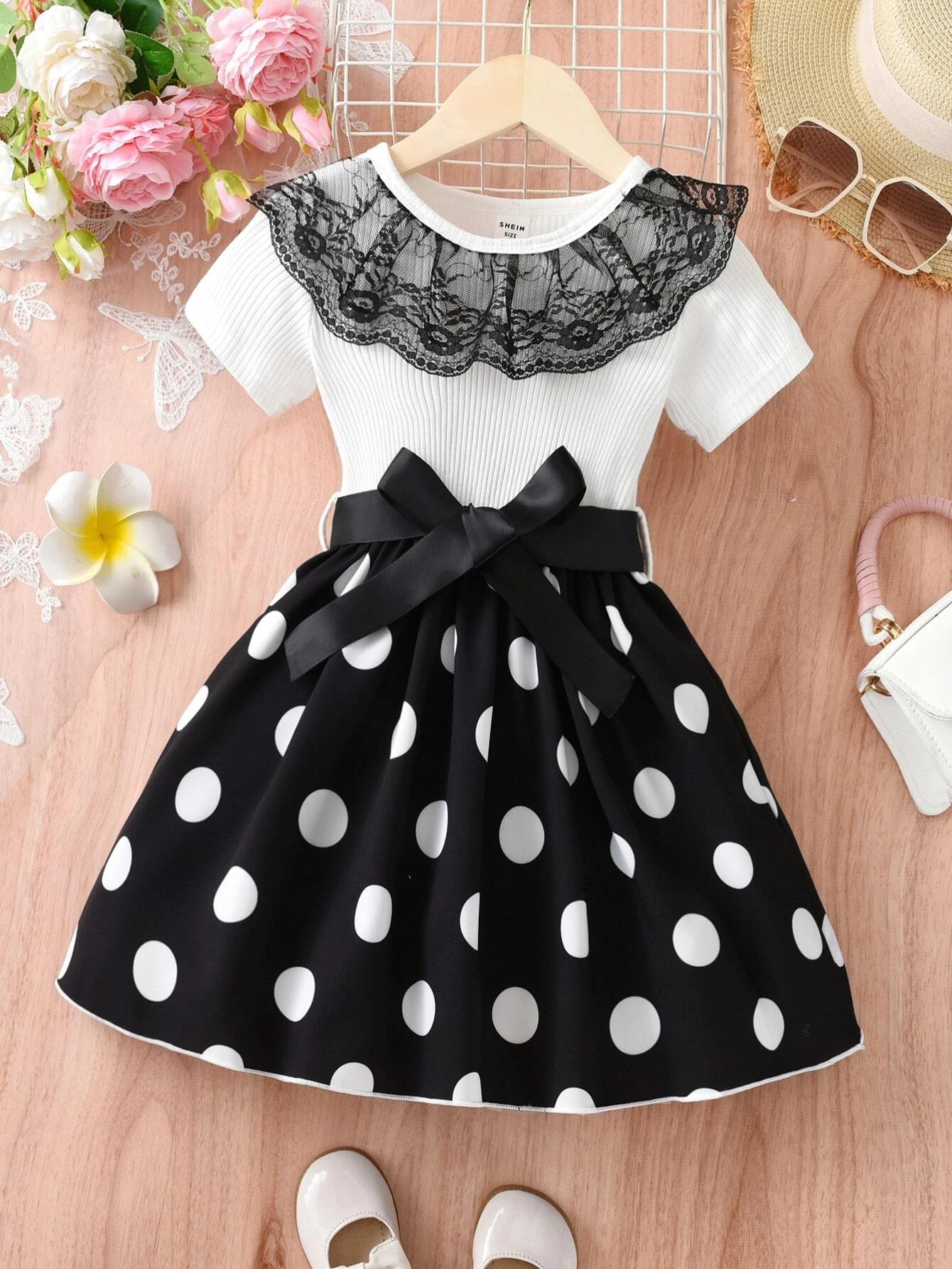 Balta juoda taškuota suknelė