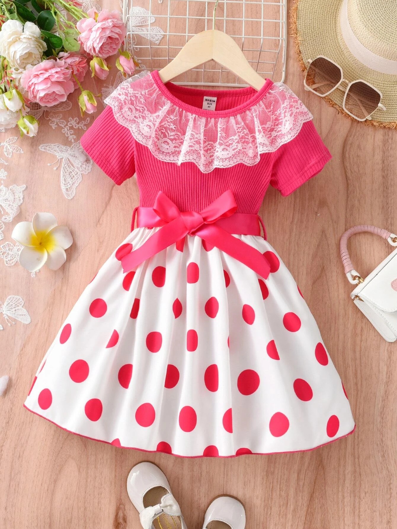 Balta rožinė taškuota suknelė