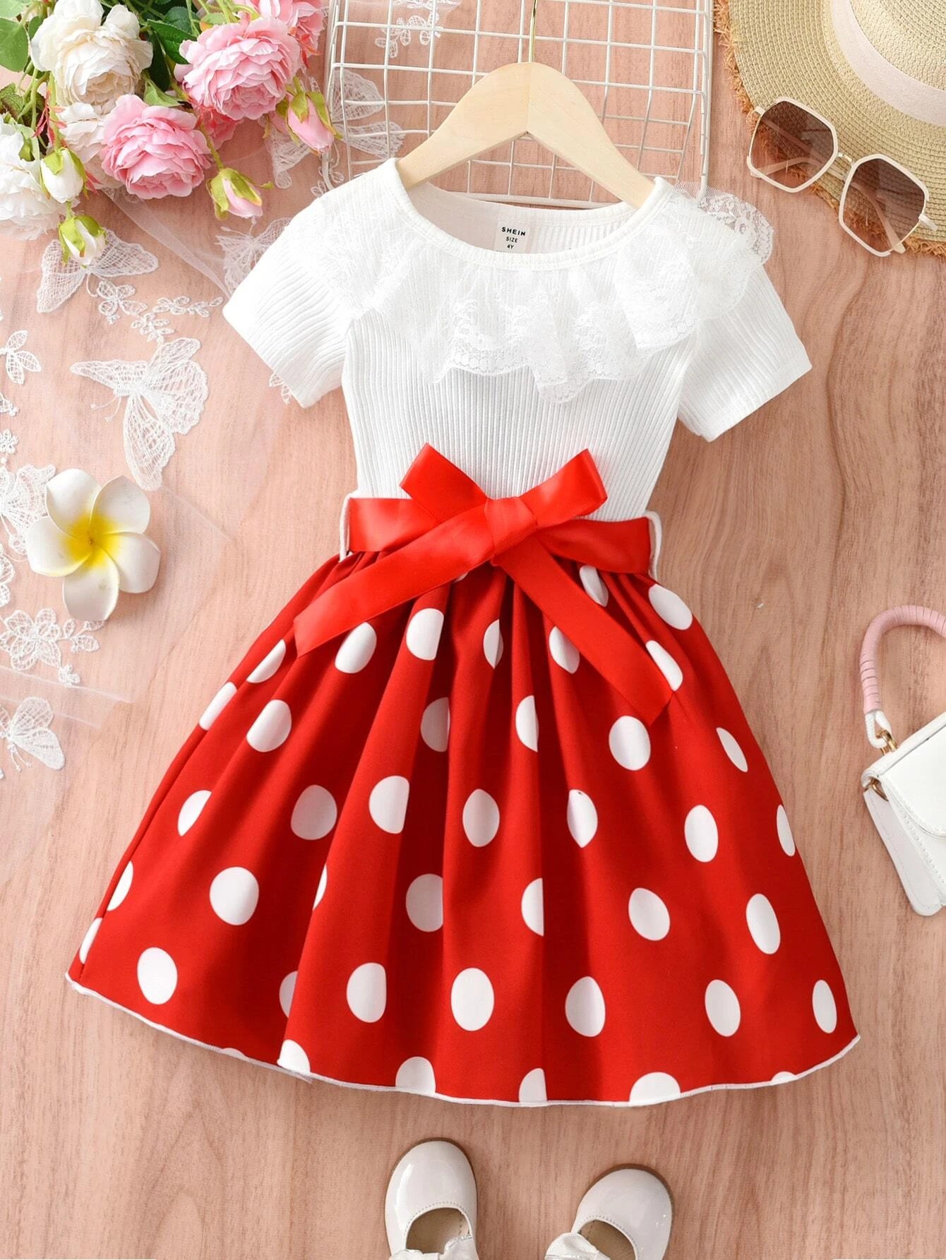 Balta raudona taškuota suknelė