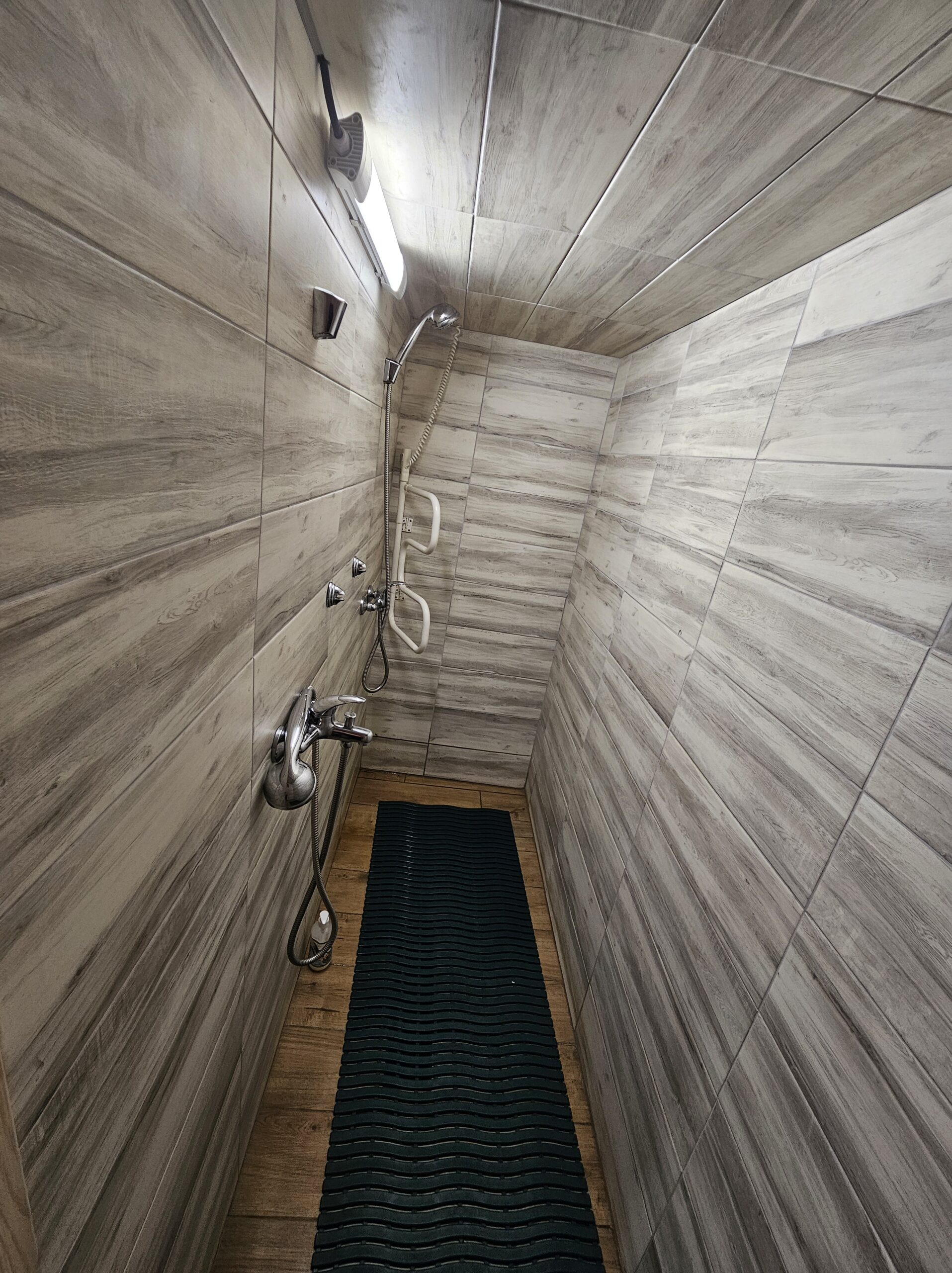 Pirtis su priepirčiu ir baseinėliu