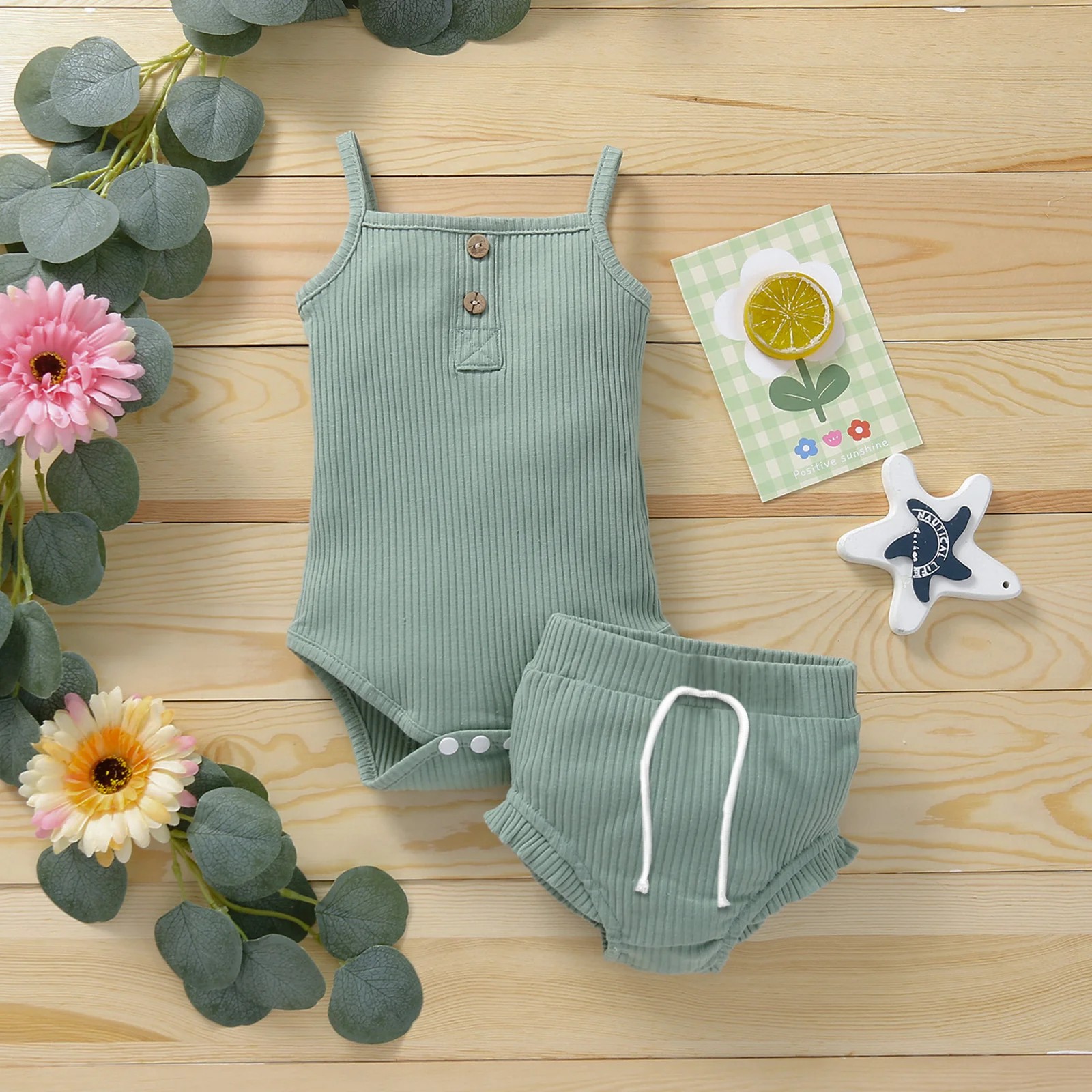 Žalias smėlinukas ir šortukai