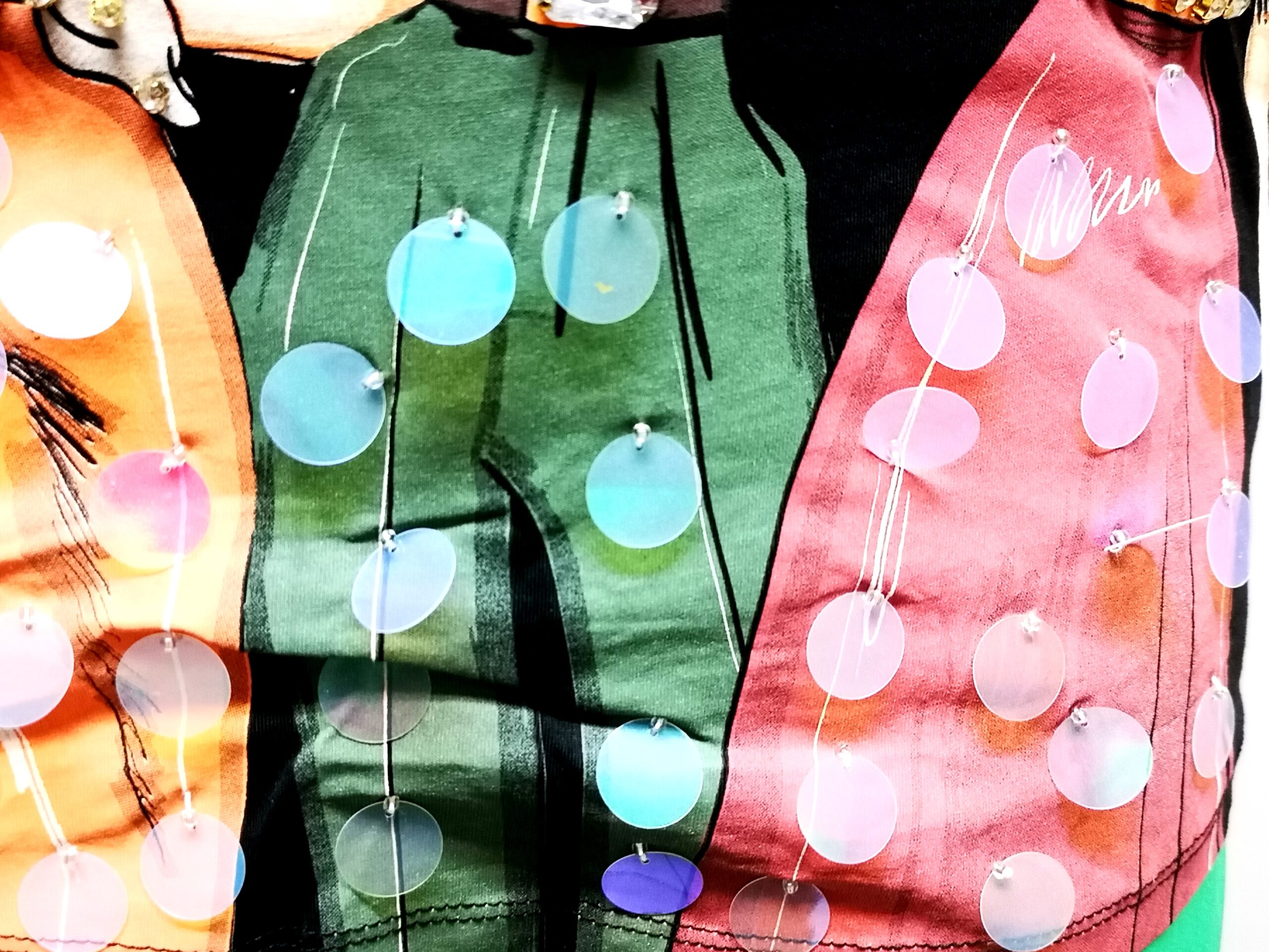 Jaunatviška trikotažinė palaidinė, kuri puošta įvairiomis blizgiomis detalėmis, akutėmis, plokštelėmis