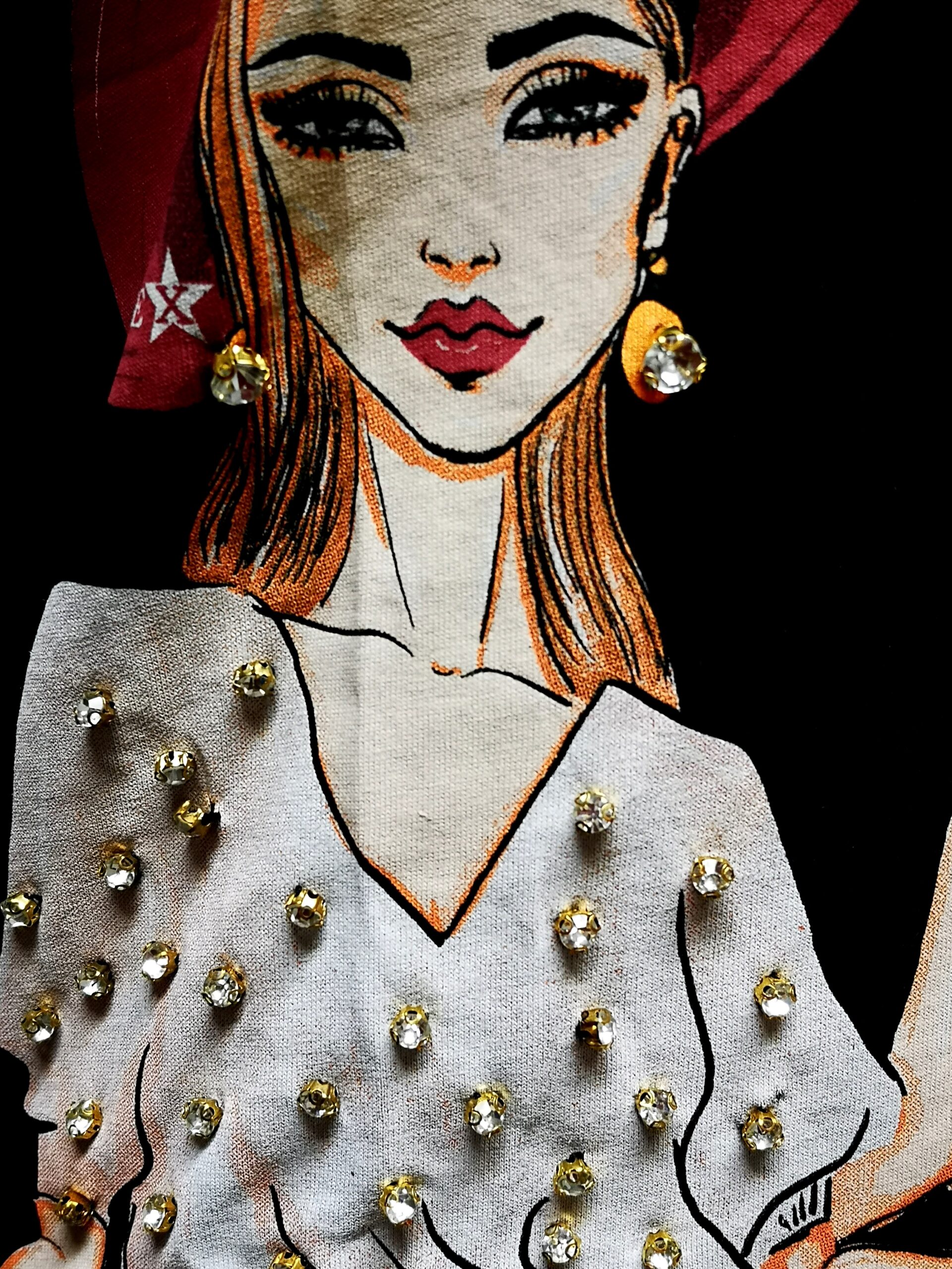 Jaunatviška trikotažinė palaidinė, kuri puošta įvairiomis blizgiomis detalėmis, akutėmis, plokštelėmis