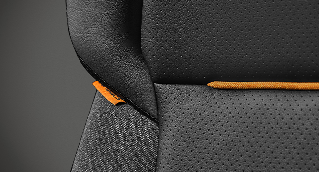 Biuro kėdė su reguliuojama galvos atrama.