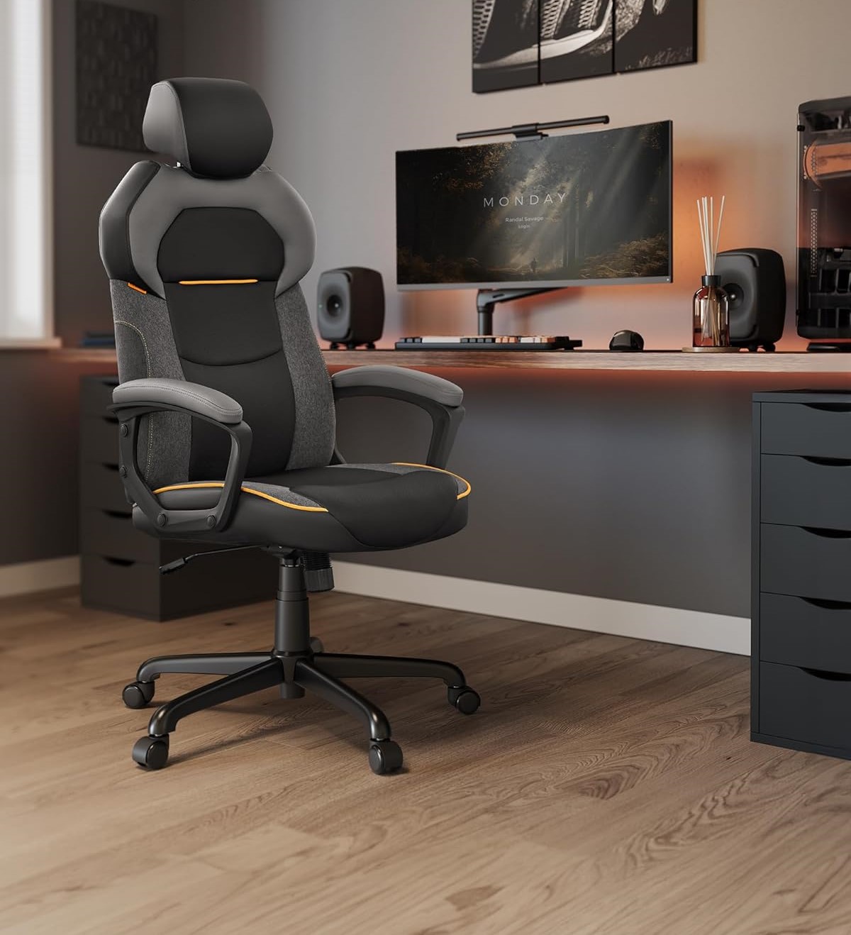 Biuro kėdė su reguliuojama galvos atrama.