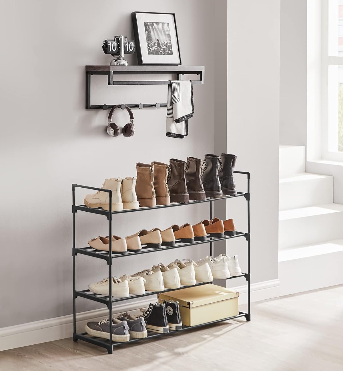 4 pakopų metalinė batų laikymo lentyna.