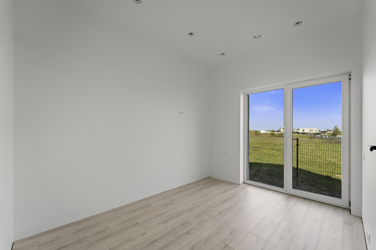 GERIAUSIAS KAINOS PASIŪLYMAS ARČIAUSIAI KLAIPĖDOS MIESTO. PRIE TVENKINIO !!!!!!