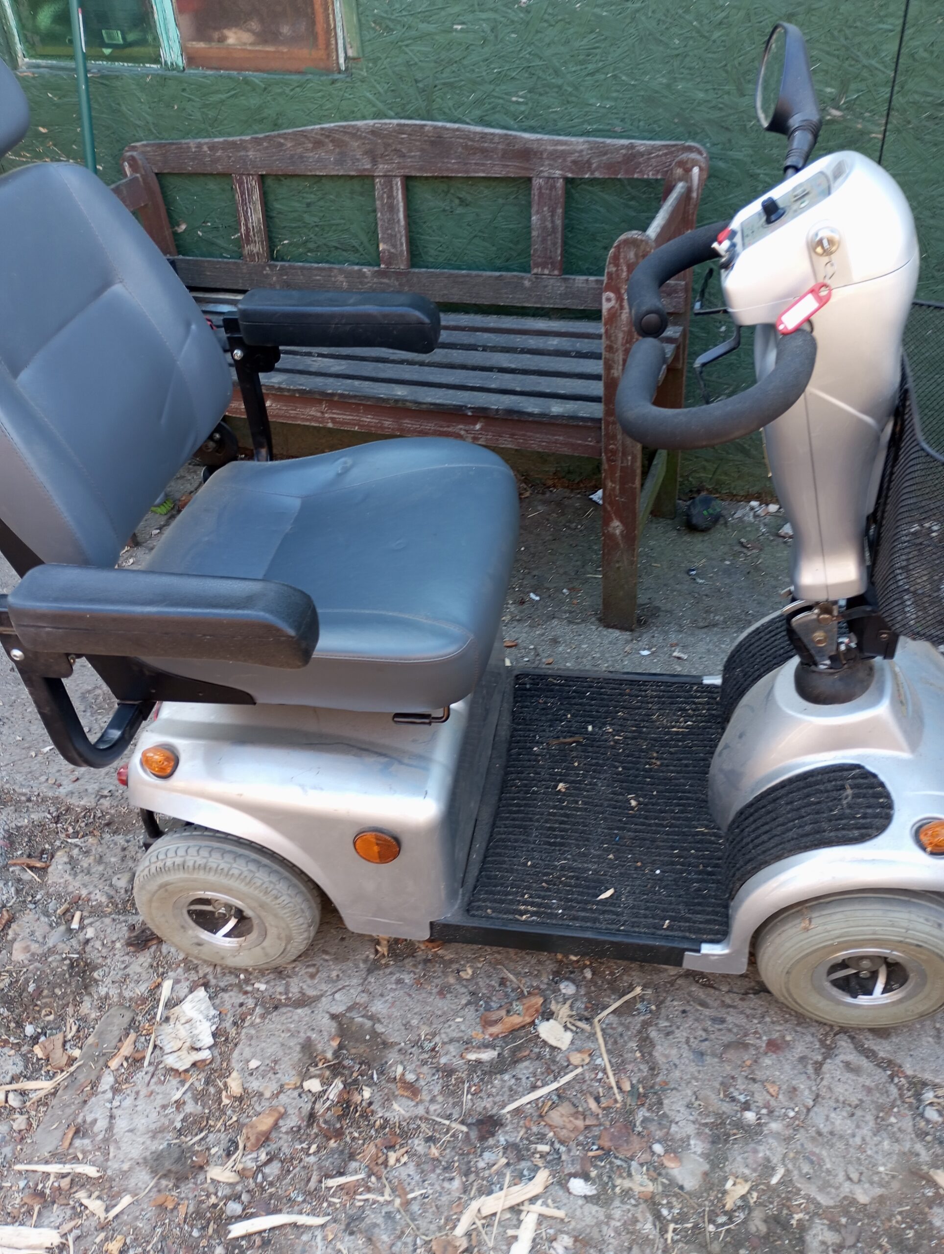 PARDUODU NEĮGALIOJO VEŽIMĖLĮ, KETURATĮ.