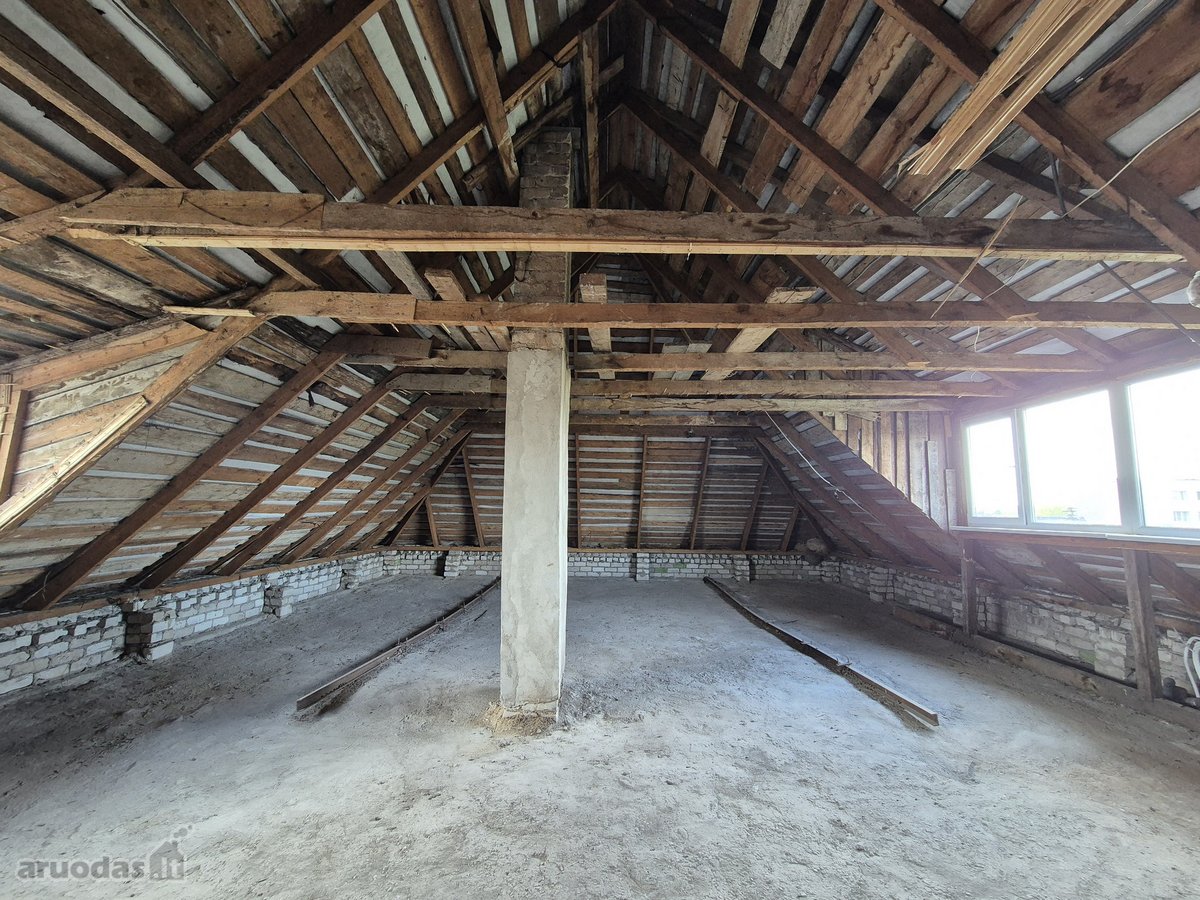 Parduodama erdvi, šviesi palėpė su aru žemės!