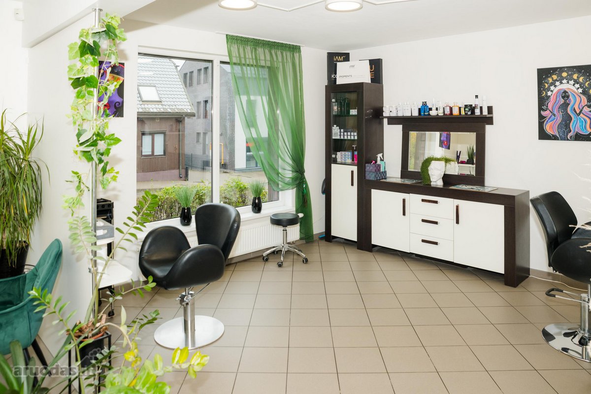 Parduodamas gyvenamas namas su komercinėmis patalpomis