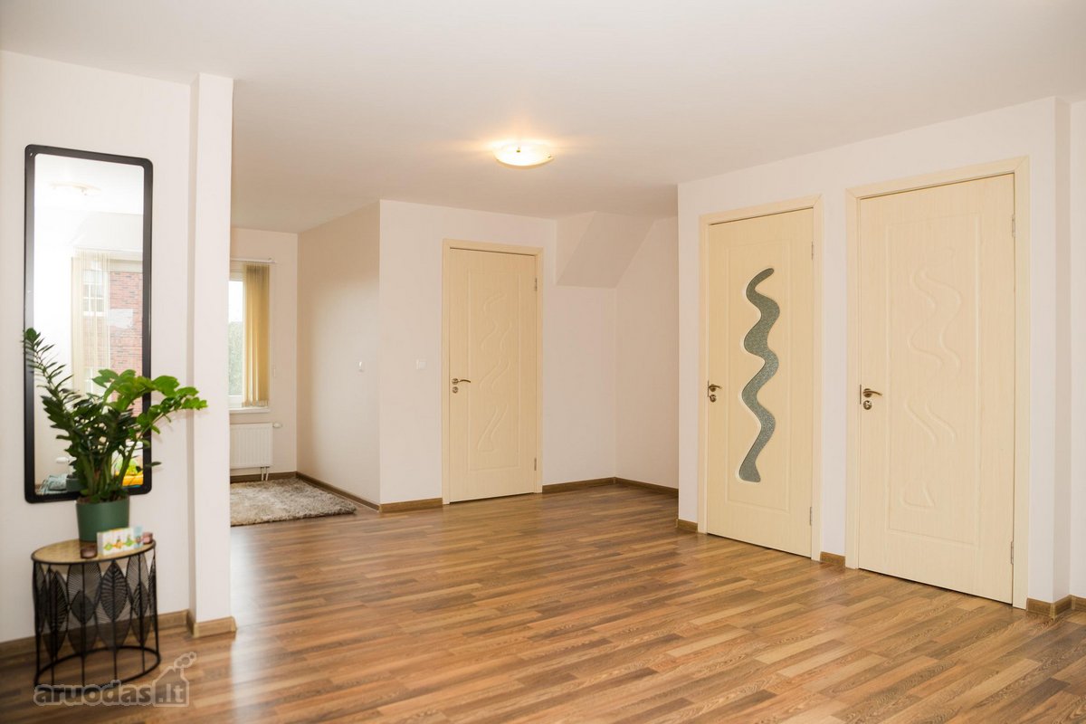 Parduodamas gyvenamas namas su komercinėmis patalpomis