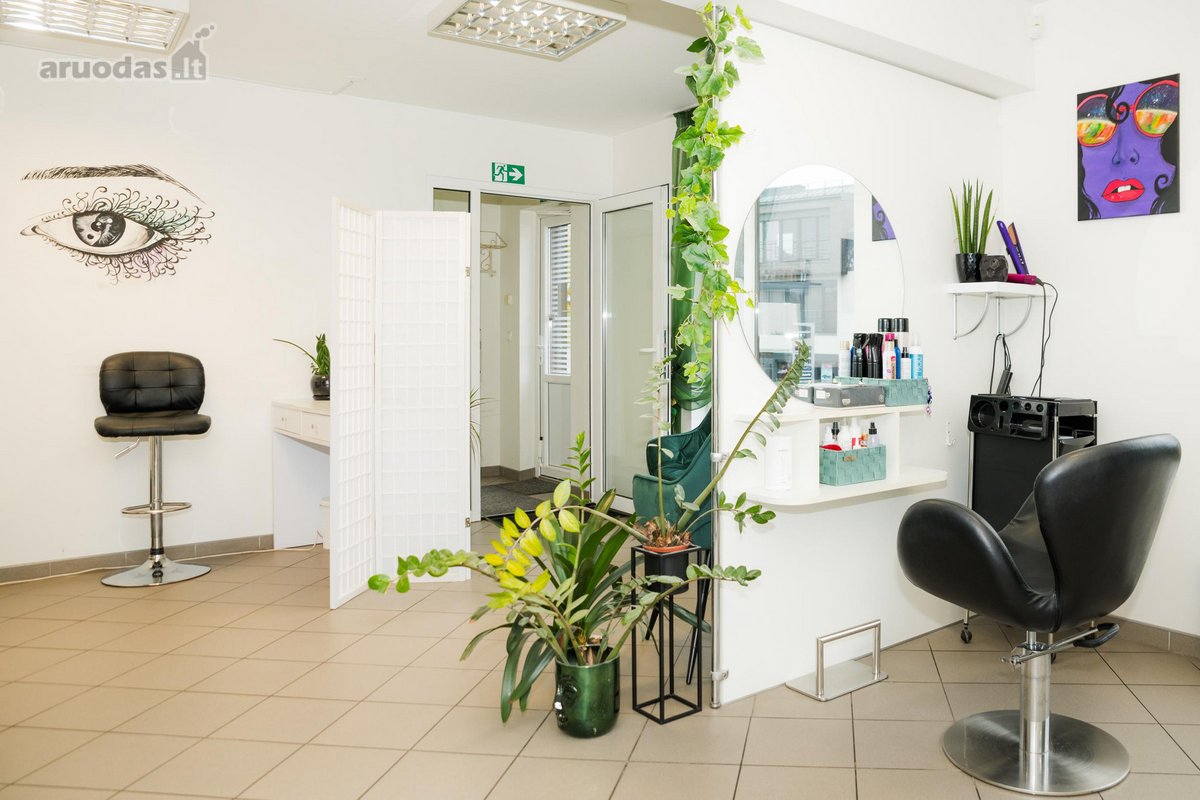 Parduodamas gyvenamas namas su komercinėmis patalpomis