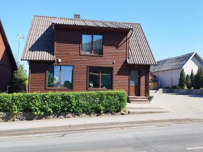 Parduodamas gyvenamas namas su komercinėmis patalpomis