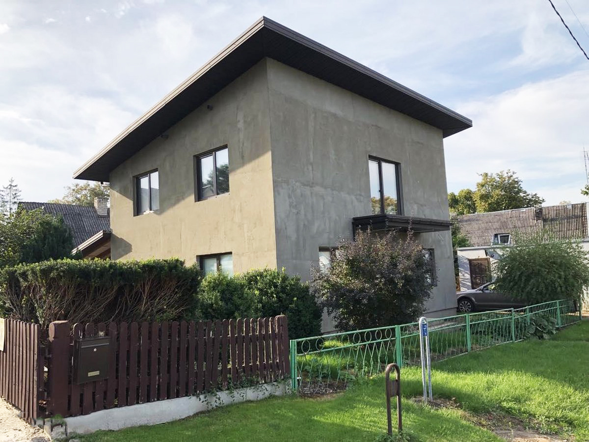 Parduodamas renovuotas rąstinis namas, ramioje vietoje.