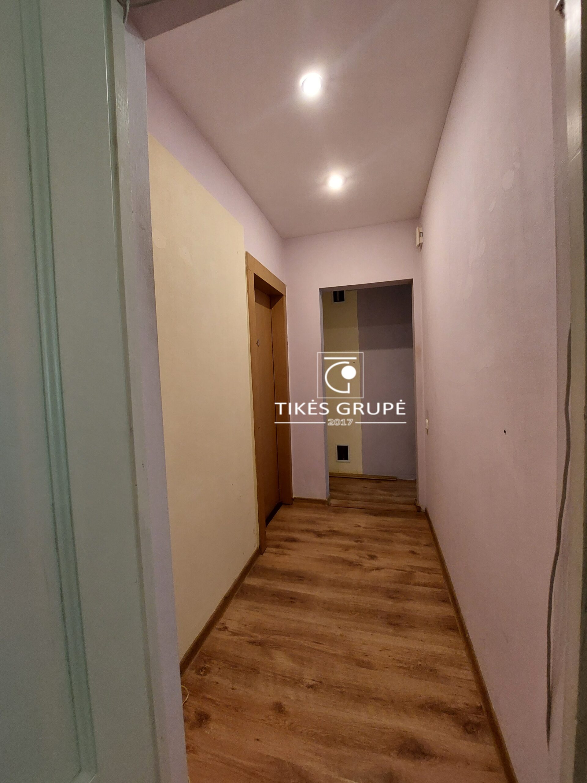 Parduodamas 1 kambario butas su holu, Klaipėdoje.