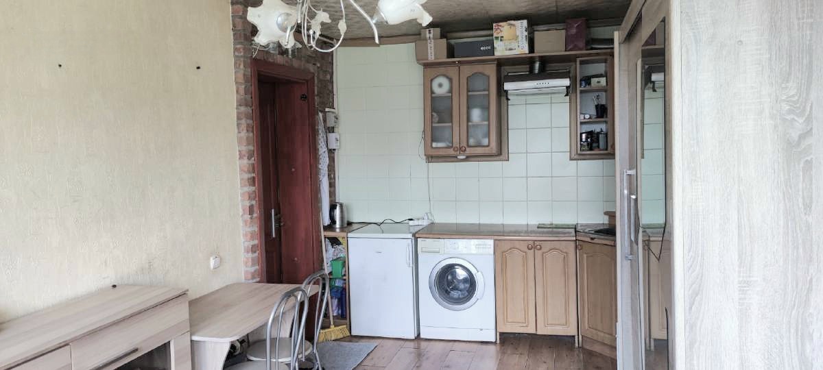 Parduodamas didysis kambarys bendrabučio bloke