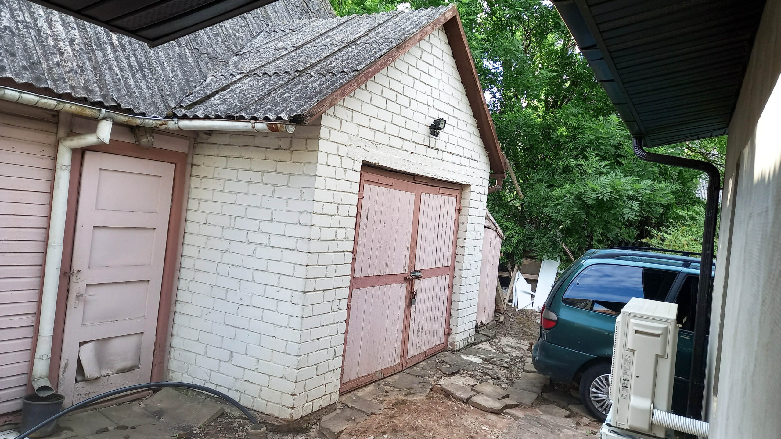 Parduodamas renovuotas rąstinis namas, ramioje vietoje.