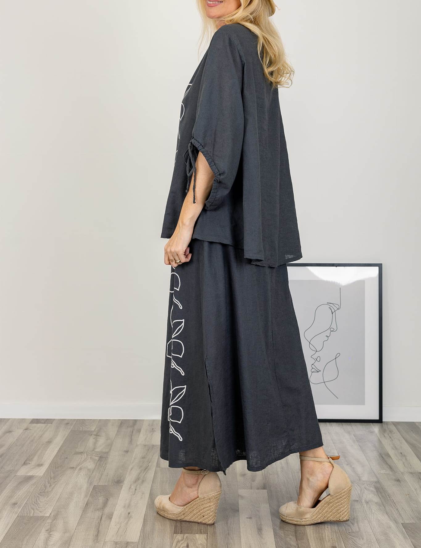 Kostiumėlis su sijonu apkūnesnėms