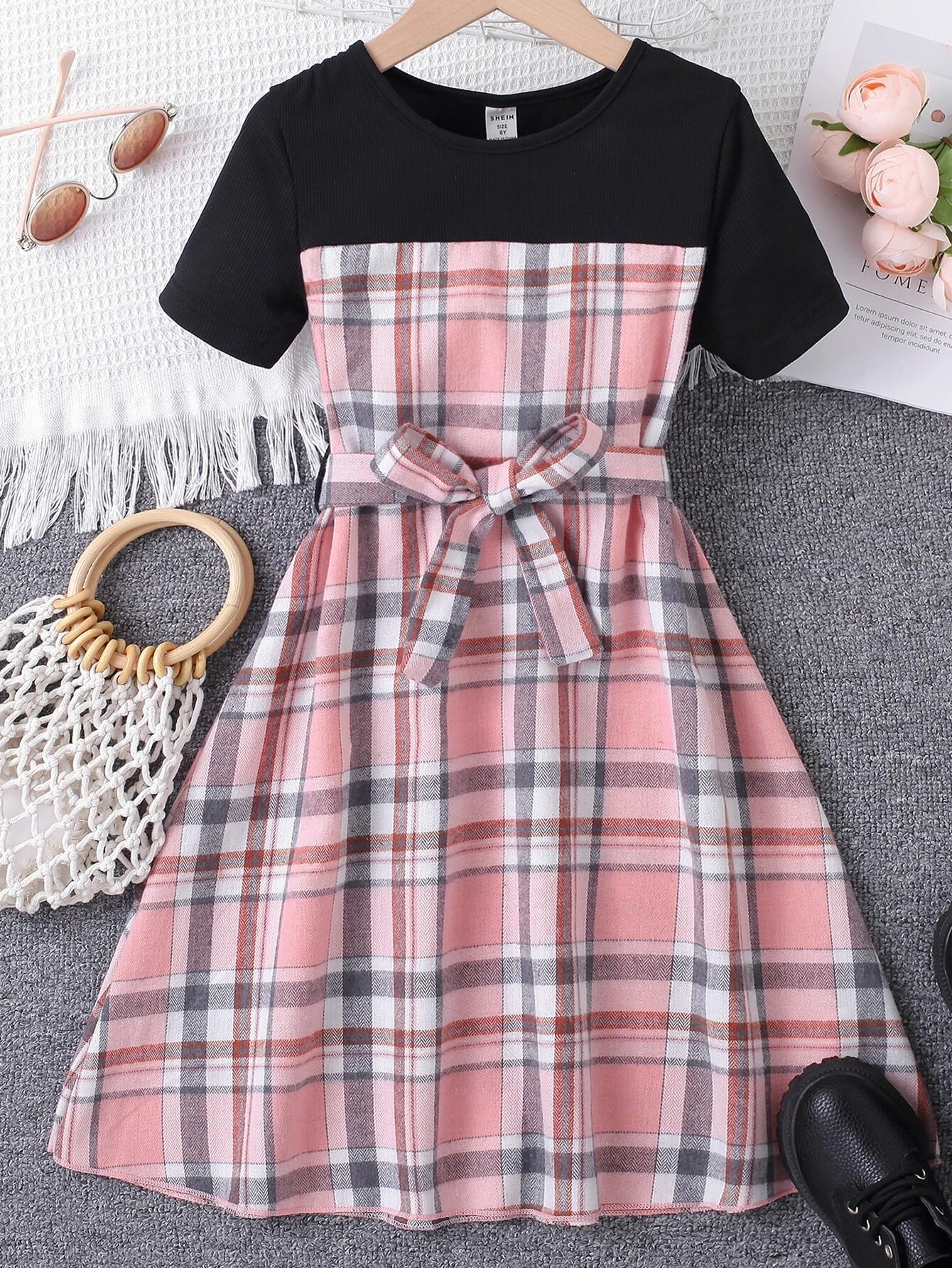 Languota suknelė su dirželiu