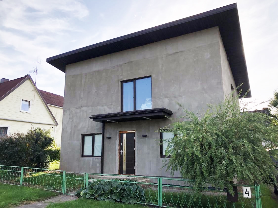 Parduodamas renovuotas rąstinis namas, ramioje vietoje.