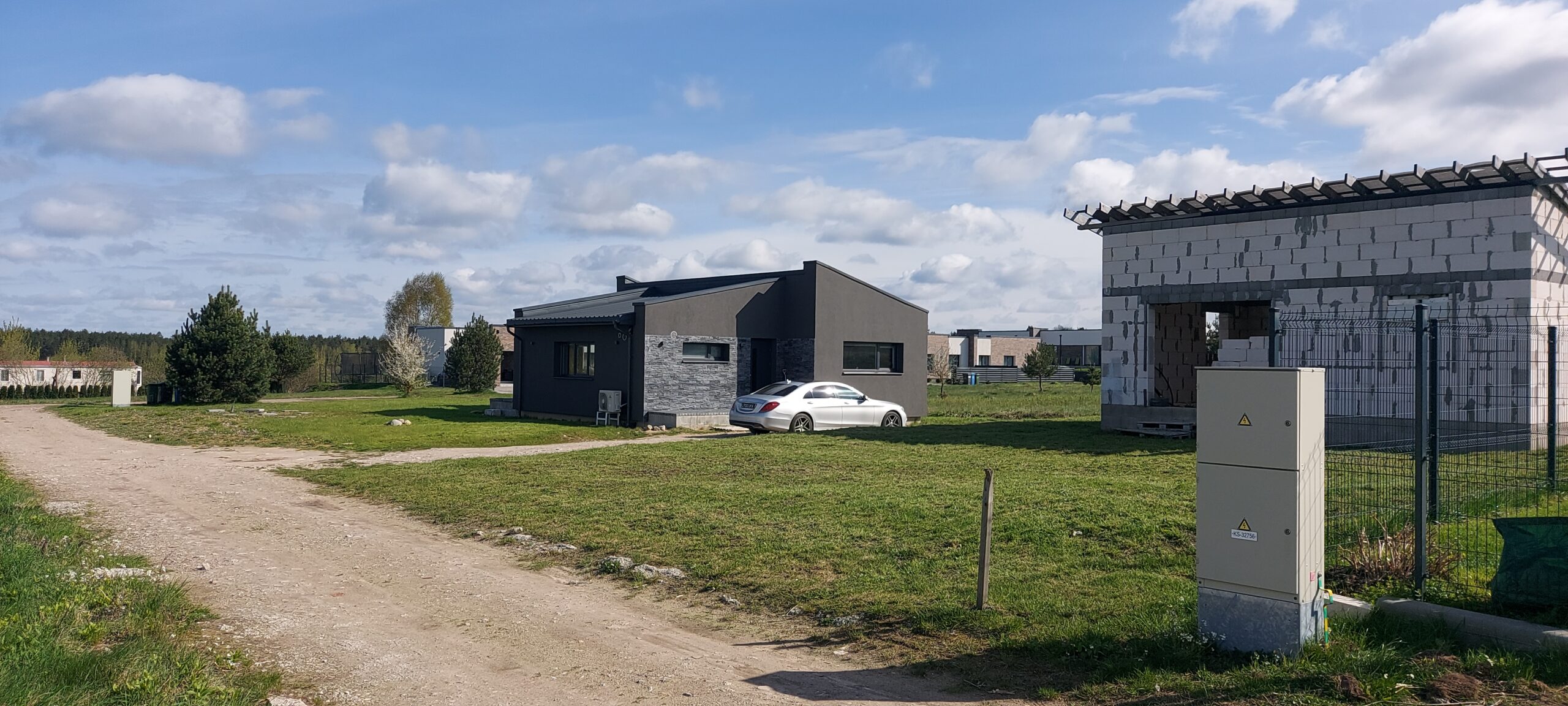 Parduodamas namas su atskiru svečių namuku