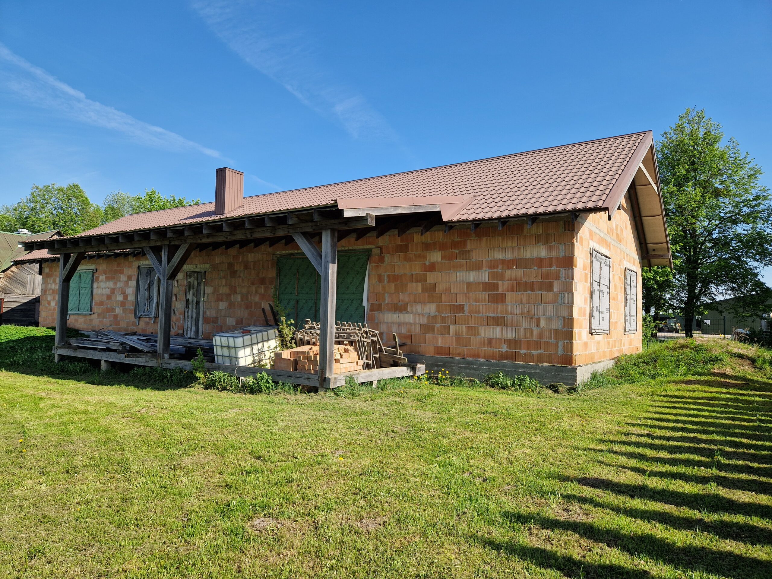 PARDUODAMAS NEBAIGTOS STATYBOS NAMAS PRIENŲ PAŠONĖJE, YPAČ PATIKS TIEMS, KURIE VERTINA PATOGŲ, RAMŲ GYVENIMĄ NENUTOLSTANT NUO MIESTO!