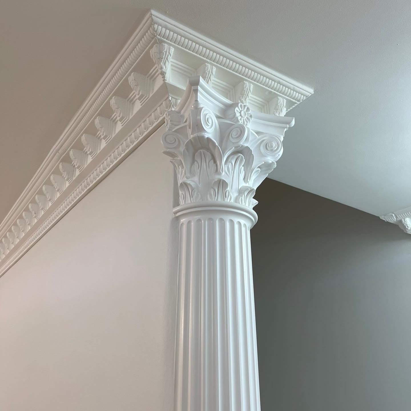 Grindjuostes, karnizai, moldingai, dekoras