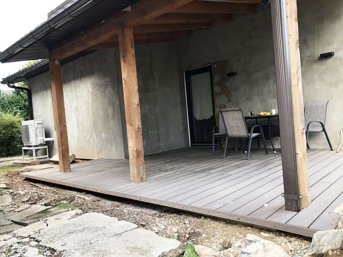 Parduodamas renovuotas rąstinis namas, ramioje vietoje.