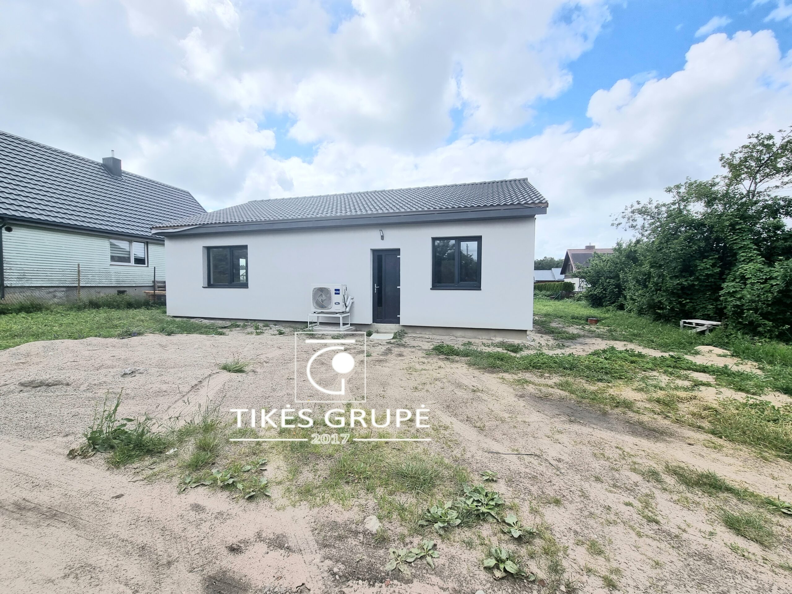 Parduodamas naujos statybos pilnai įrengtas 1 aukšto 80 m² mūrinis sodo namas su 6 a. žemės sklypu.